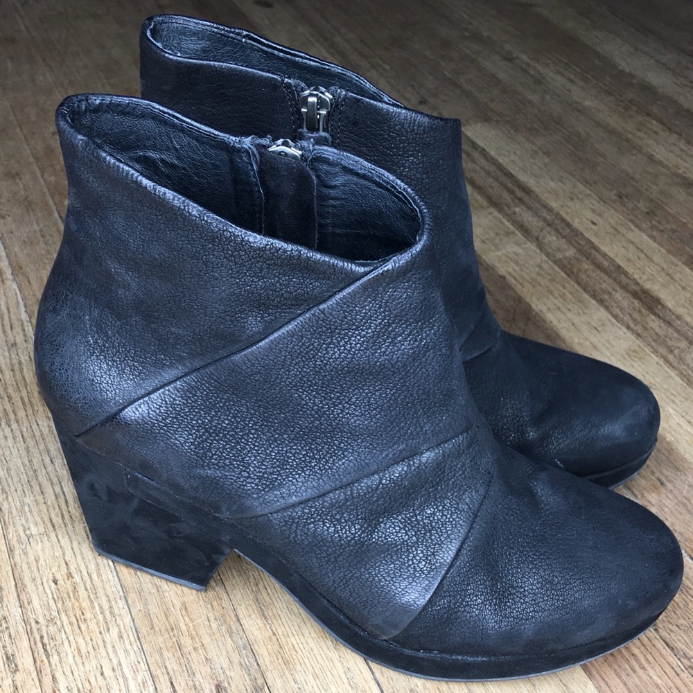 Eileen Fisher Black Crackled Leather Coax Bootie 8